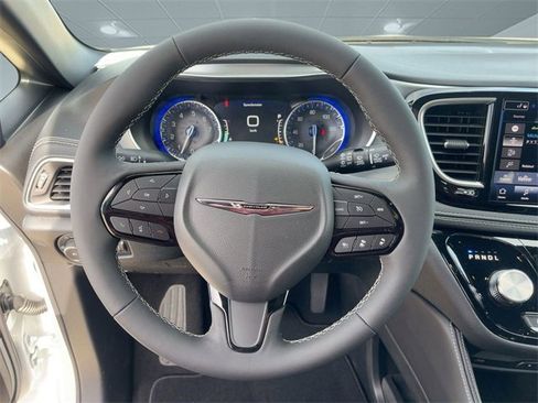 New 2026 Chrysler Pacifica Limited image 18