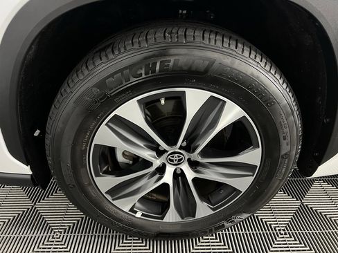 Used 2025 Toyota Highlander XLE image 11