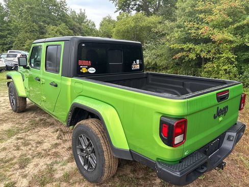 Used 2025 Jeep Gladiator Sport AWD/4WD image 12
