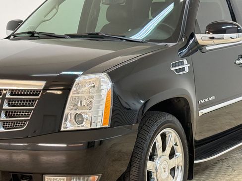 Used 2011 Cadillac Escalade Luxury AWD/4WD image 12