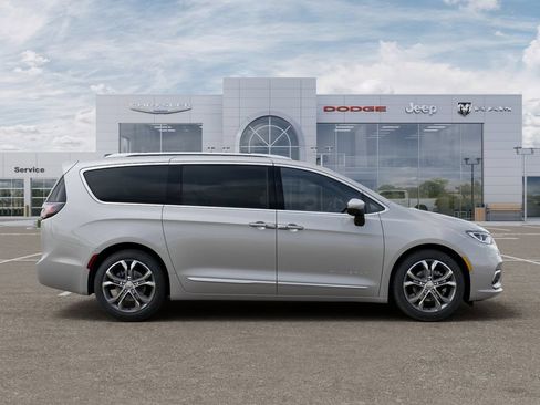 New 2026 Chrysler Pacifica Pinnacle w/ Trailer Tow Group FWD image 21