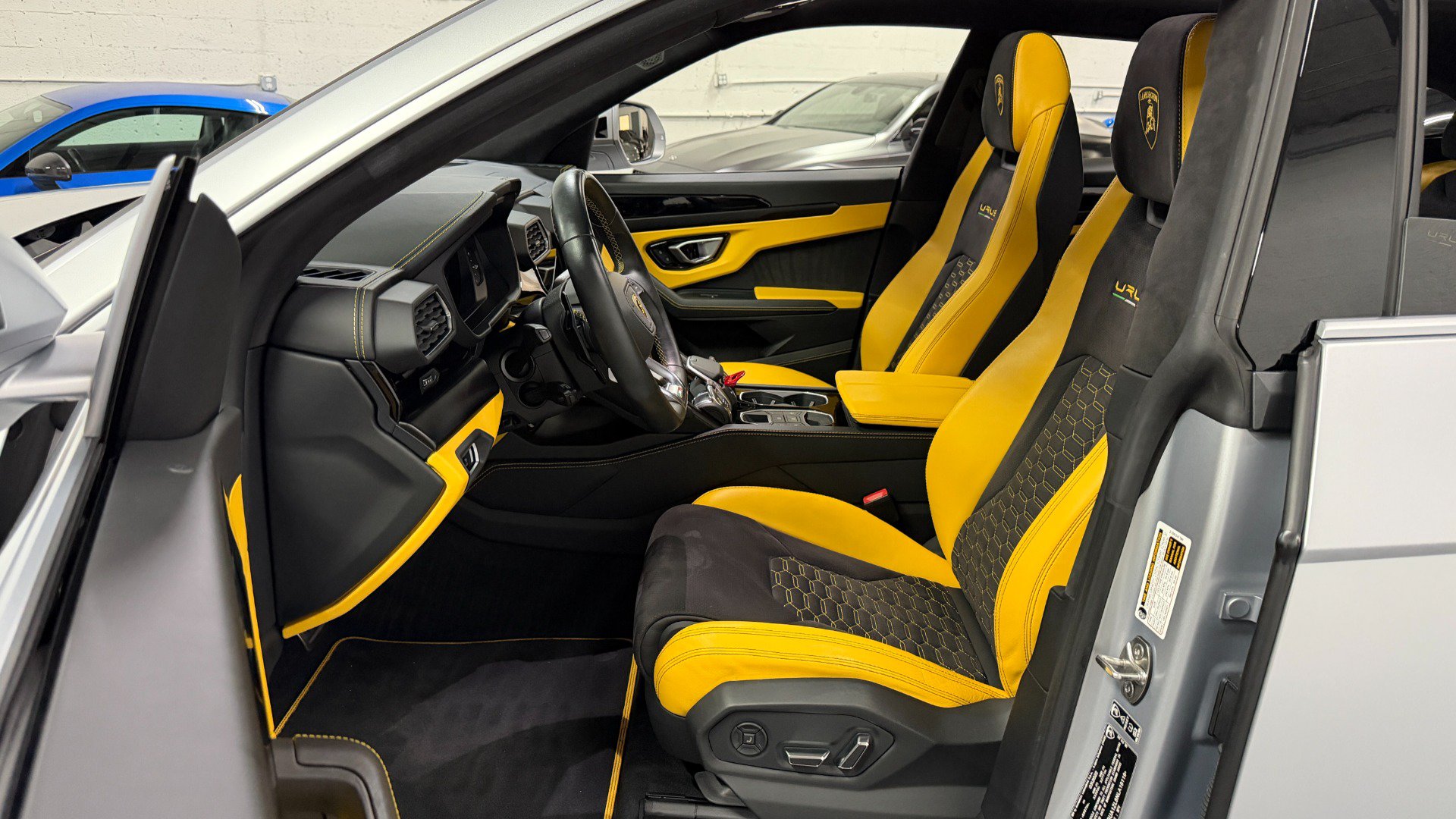 Used 2022 Lamborghini Urus AWD/4WD image 44