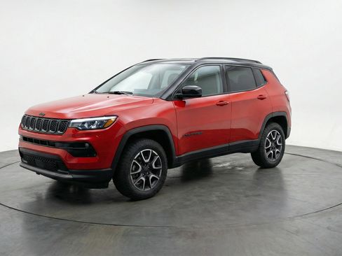 Used 2025 Jeep Compass Trailhawk image 3