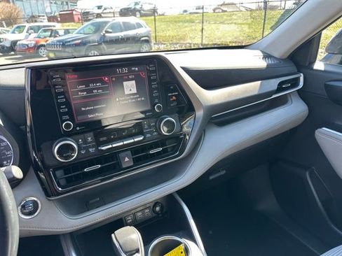 Used 2022 Toyota Highlander LE AWD/4WD image 33