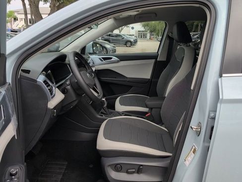 Used 2025 Volkswagen Taos SE image 5
