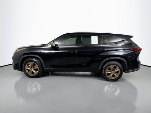 Used 2022 Toyota Highlander Bronze Edition FWD image 9