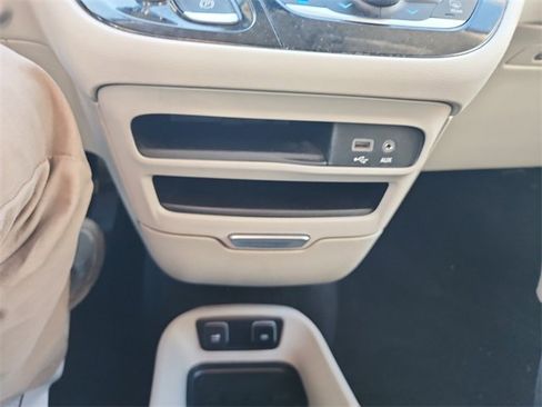 Used 2020 Chrysler Pacifica Touring image 29