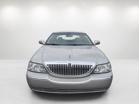Used 2005 Lincoln Town Car Signature Limited image 2
