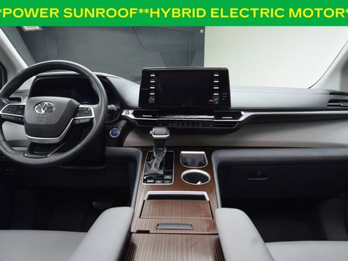 Used 2021 Toyota Sienna XLE image 4