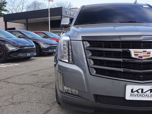 Used 2020 Cadillac Escalade Luxury w/ Escalade Sport Edition AWD/4WD image 17
