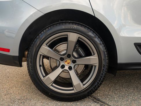 Certified 2025 Porsche Macan image 16