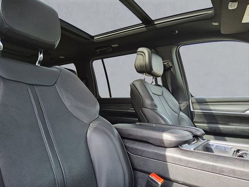 Used 2023 Jeep Wagoneer L Series II w/ Premium Group I image 30