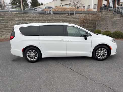 New 2026 Chrysler Pacifica Limited image 3