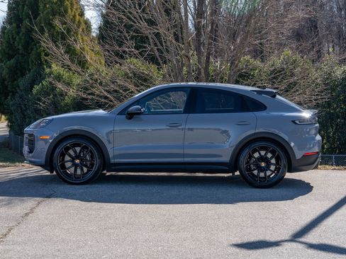 Certified 2024 Porsche Cayenne Turbo GT image 2