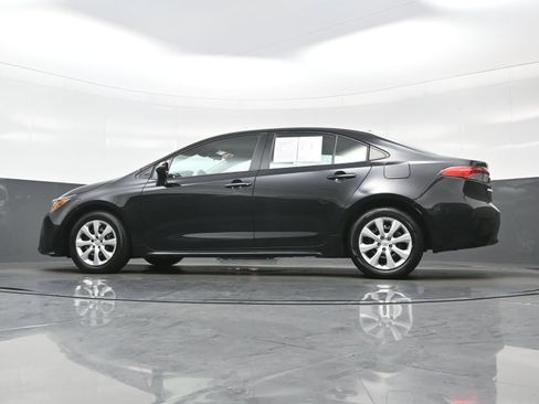 Used 2025 Toyota Corolla LE FWD image 27