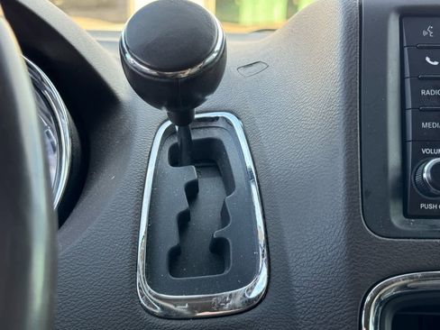 Used 2013 Chrysler Town & Country Touring image 19