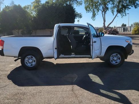 Used 2017 Toyota Tacoma SR image 19