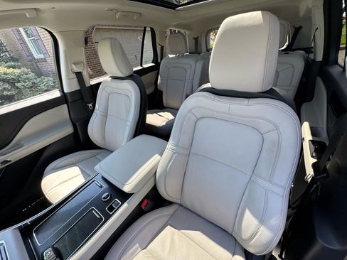 Used 2025 Lincoln Aviator Reserve AWD/4WD image 12