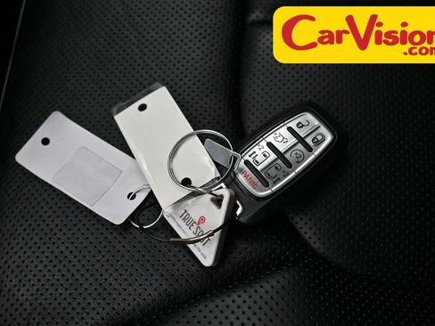 Used 2025 Chrysler Pacifica Limited image 32