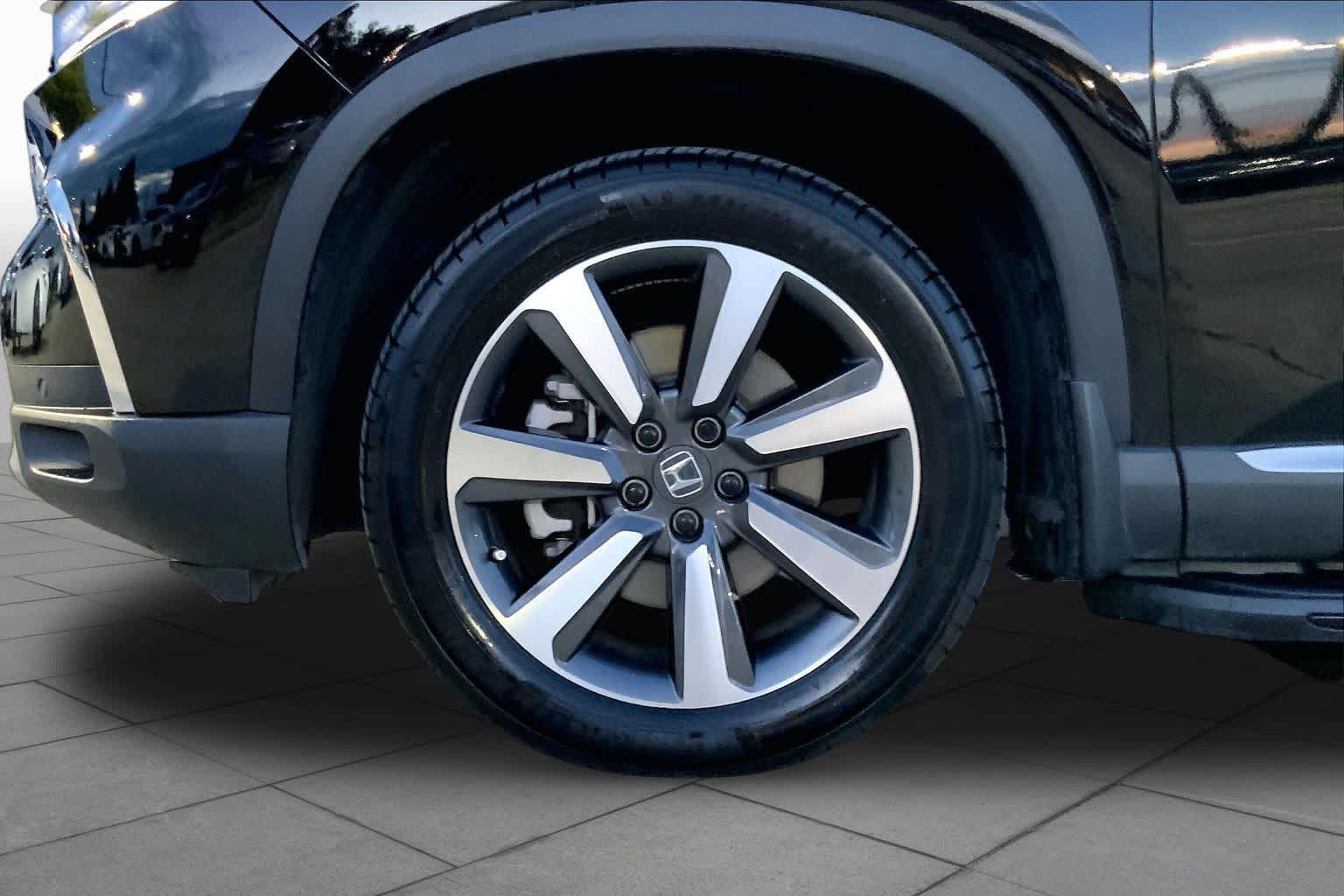 Used 2025 Honda Pilot Touring image 11