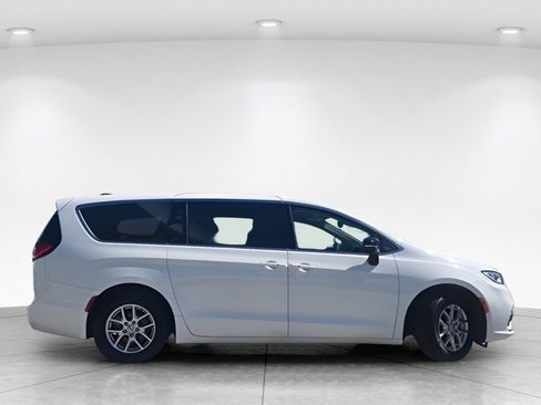 Used 2024 Chrysler Pacifica Touring-L FWD image 3