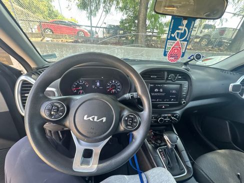 Used 2022 Kia Soul LX w/ Technology Package FWD image 2