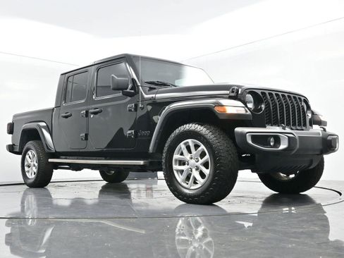 Used 2023 Jeep Gladiator Sport image 39