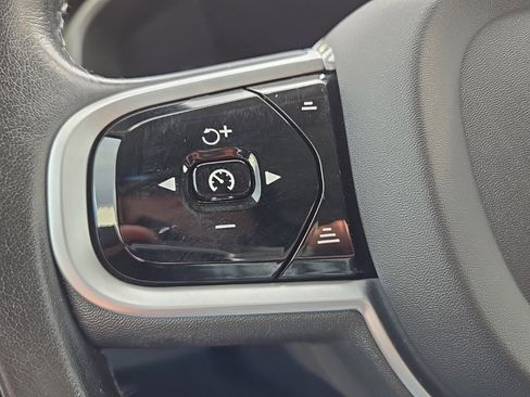 Used 2021 Volvo XC90 T6 Momentum w/ Climate Package image 21