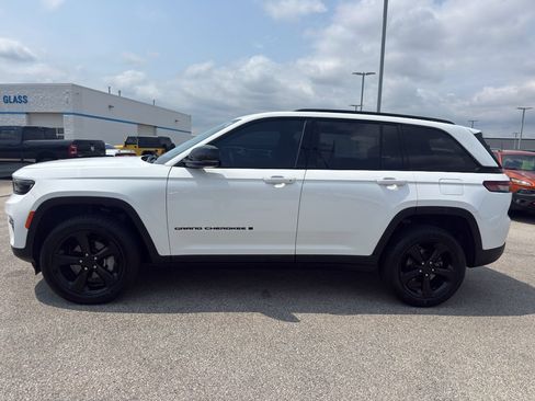 Used 2024 Jeep Grand Cherokee Limited w/ Black Appearance Package AWD/4WD image 6