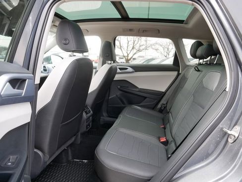 Used 2025 Volkswagen Taos SE AWD/4WD image 17