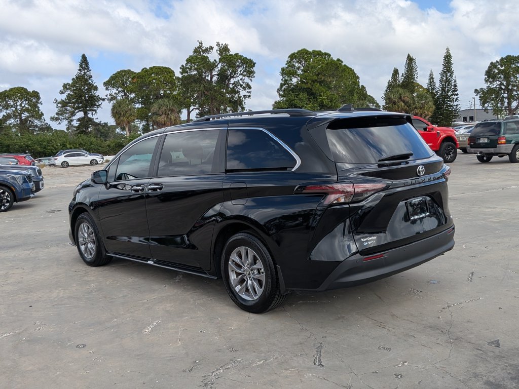 Used 2026 Toyota Sienna XLE FWD image 7