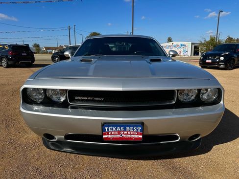 Used 2012 Dodge Challenger SXT image 2