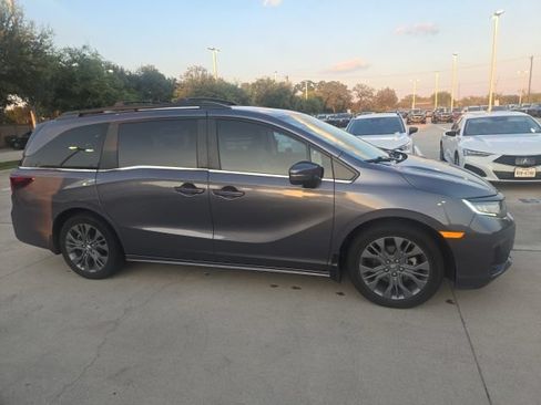 Used 2025 Honda Odyssey Touring image 2