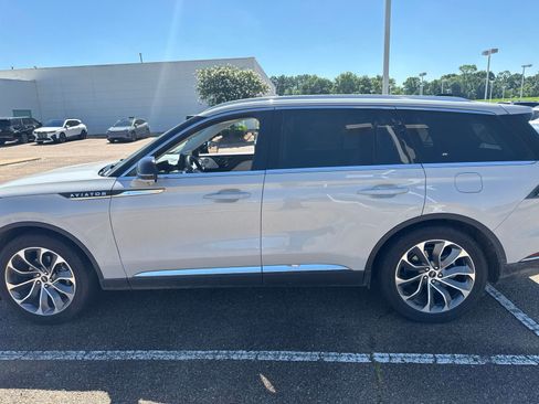 Used 2025 Lincoln Aviator Reserve w/ Luxury Package RWD image 8