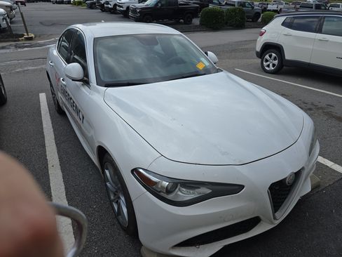 Used 2018 Alfa Romeo Giulia AWD image 1