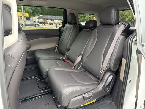 Used 2025 Kia Carnival EX FWD image 22