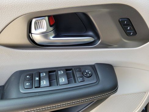 New 2022 Chrysler Pacifica Touring-L w/ Uconnect Theater Family Group image 20