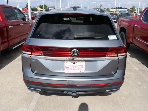 Used 2024 Volkswagen Atlas SE w/ Panoramic Sunroof Package FWD image 9