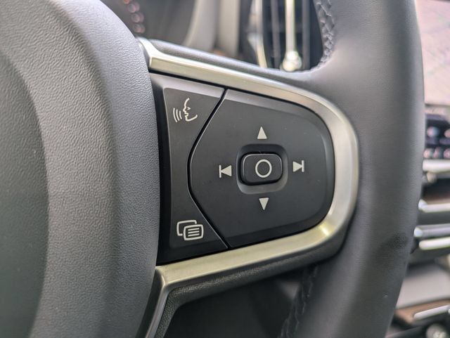 Certified 2022 Volvo XC60 B5 Momentum FWD image 19