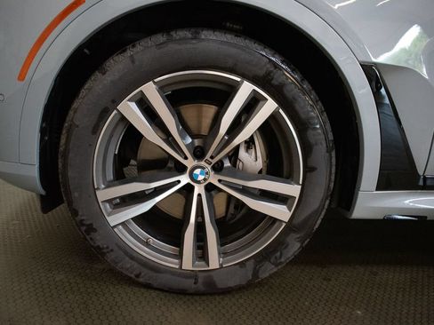 Used 2026 BMW X7 xDrive40i w/ M Sport Package AWD/4WD image 9