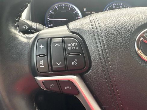 Used 2017 Toyota Highlander Limited AWD/4WD image 19