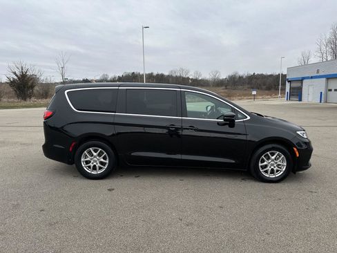 Used 2025 Chrysler Pacifica Select image 8