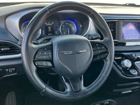 Used 2018 Chrysler Pacifica Touring Plus w/ S Appearance Package image 28