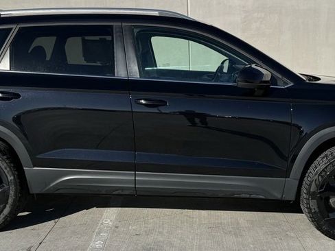 Certified 2025 Volkswagen Taos SEL image 3