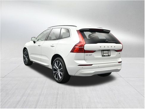 Used 2022 Volvo XC60 B5 Momentum FWD image 3