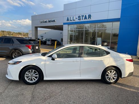 Used 2025 Toyota Camry LE image 4