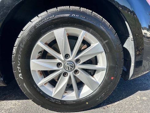 Used 2015 Volkswagen Golf S image 31