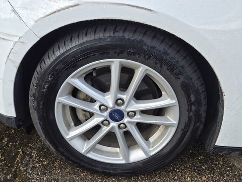 Used 2017 Ford Focus SE FWD image 3