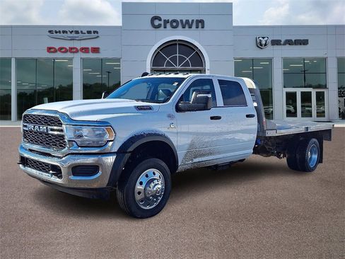 Used 2024 RAM 5500 Tradesman w/ Chrome Appearance Group image 3
