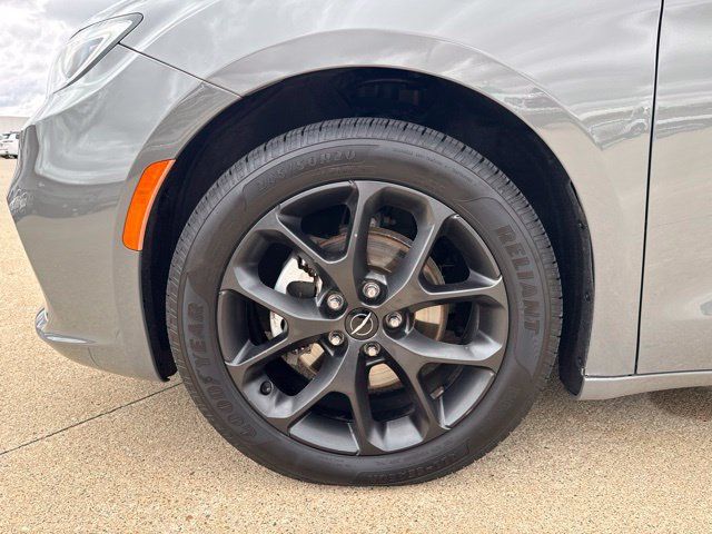 Used 2021 Chrysler Pacifica Touring w/ S Appearance Package FWD image 12